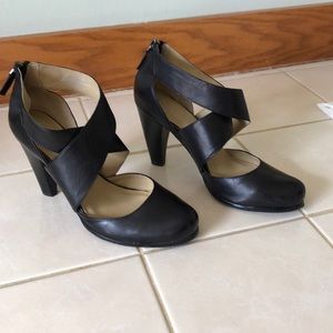 Levity cross strap leather heel